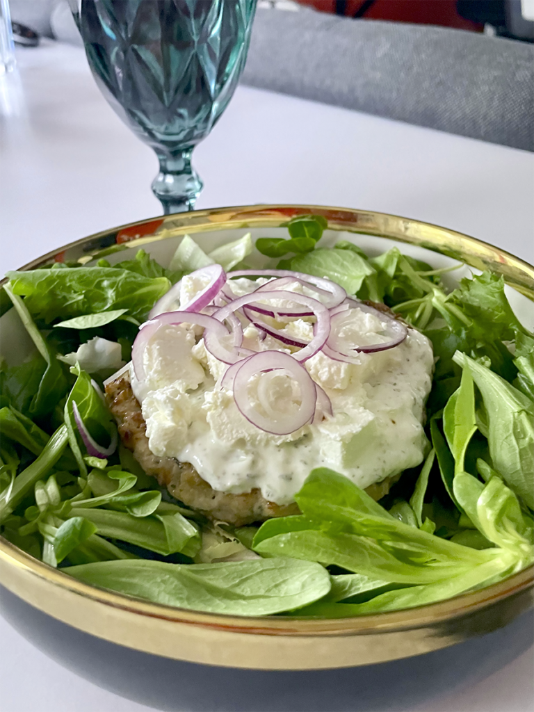 Open burger z indyka z fetą i sosem tzatziki – lekki i prosty posiłek dla każdego